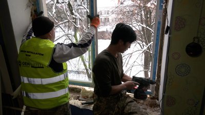 Мешканцям будинку, який постраждав від ракетного удару по Чернігову, благодійники встановлюють нові вікна
