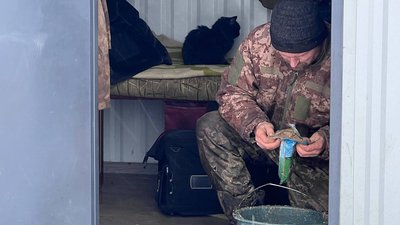 Роман Качалаба готує їжу для поросят, 9 лютого 2024. Роман Качалаба готує їжу для поросят, 9 лютого 2024.