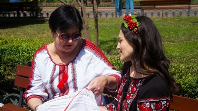 Одесити спільно створили дві вишиті сорочки до Дня вишиванки Одесити спільно створили дві вишиті сорочки до Дня вишиванки