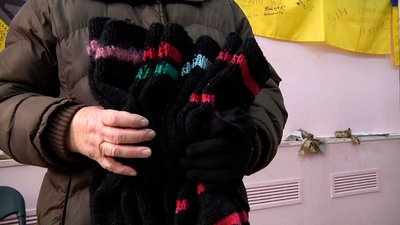 Грітимуть у морози на передовій: у Житомирі волонтери збирають нитки і в'яжуть теплі шкарпетки для воїнів Грітимуть у морози на передовій: у Житомирі волонтери збирають нитки і в'яжуть теплі шкарпетки для воїнів