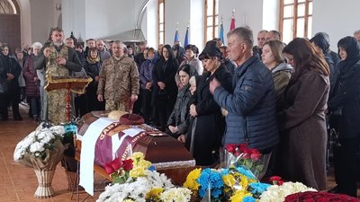 Прощання із загиблим воїном