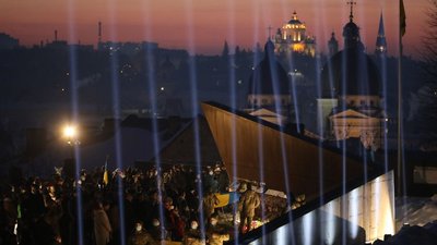 У Львові в пам’ять про Героїв Майдану в небо запустили світлові промені У Львові в пам’ять про Героїв Майдану в небо запустили світлові промені