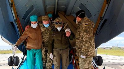 З Донбасу до Одеси прилетів борт із пораненими З Донбасу до Одеси прилетів борт із пораненими