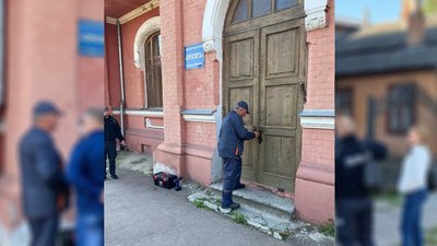 У будівлі де знаходилася Просвіта замінюють замки та зачиняють двері