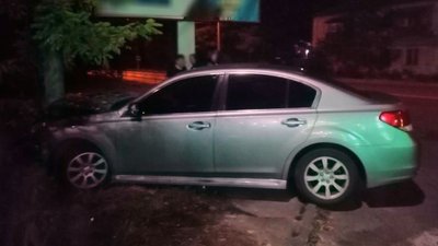 Херсонський водій напідпитку врізався у дерево