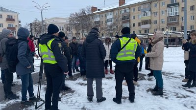 У Полтаві влаштували акцію проти встановлення новорічної ялинки У Полтаві влаштували акцію проти встановлення новорічної ялинки