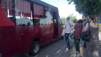 Щоб доїхати в Кропивницький, жителі селища Нового щоранку стоять у черзі Щоб доїхати в Кропивницький, жителі селища Нового щоранку стоять у черзі