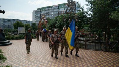 "8 місяців була надія": у Сумах попрощалися із захисником Андрієм Лозовицьким "8 місяців була надія": у Сумах попрощалися із захисником Андрієм Лозовицьким