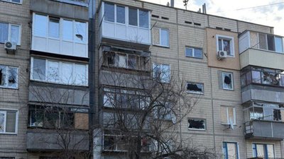 обстріли Дніпропетровщина, побита багатоповерхівка