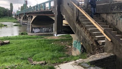 Близько 3 тижнів ремонтуватимуть перила на мосту Масарика в Ужгороді. Роботи ще не почались Близько 3 тижнів ремонтуватимуть перила на мосту Масарика в Ужгороді. Роботи ще не почались