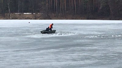 На Житомирщині водолази дістали тіло рибалки, який затонув на річці Гуйва На Житомирщині водолази дістали тіло рибалки, який затонув на річці Гуйва