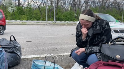 Окупанти обстріляли колону машин, яка евакуювала людей з Руської Лозової під Харковом Окупанти обстріляли колону машин, яка евакуювала людей з Руської Лозової під Харковом
