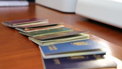 Приїхали до батьків: у Львові іноземців більше 10 годин не пропускали в Україну