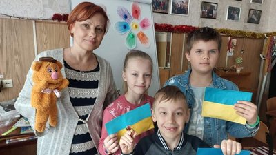 На Миколаївщині для дітей-переселенців волонтери проводять навчання На Миколаївщині для дітей-переселенців волонтери проводять навчання