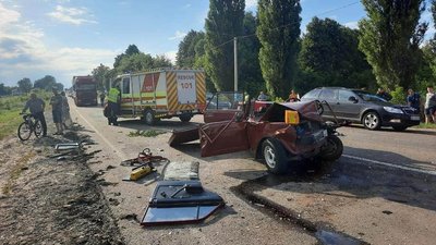 Потрійна ДТП на Рівненщині: загинув водій, травмовані жінка й діти