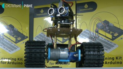 VR-окуляри, лазерні верстати і не тільки: на Рівненщині відкрили першу в Україні стем-лабораторію VR-окуляри, лазерні верстати і не тільки: на Рівненщині відкрили першу в Україні стем-лабораторію