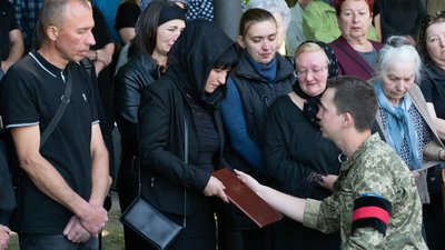 Добровольцем став на захист Батьківщини: в Ужгороді попрощалися з полеглим захисником Віктором Ілларом Добровольцем став на захист Батьківщини: в Ужгороді попрощалися з полеглим захисником Віктором Ілларом