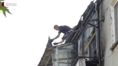 Пожежа у Новій Каховці: як пройшов перший день мещканців будинку, що горів Пожежа у Новій Каховці: як пройшов перший день мещканців будинку, що горів