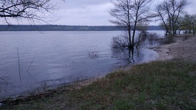 У Запоріжжі, через скид води на Дніпровській ГЕС, підтопило осушені ділянки узбережжя У Запоріжжі, через скид води на Дніпровській ГЕС, підтопило осушені ділянки узбережжя
