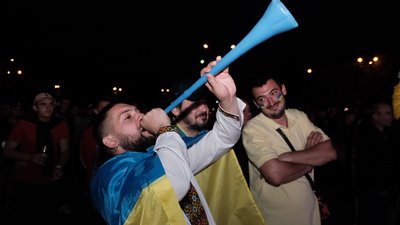 Спільний перегляд та підйом на гору. Як вболівають за збірну у Чернівцях Спільний перегляд та підйом на гору. Як вболівають за збірну у Чернівцях