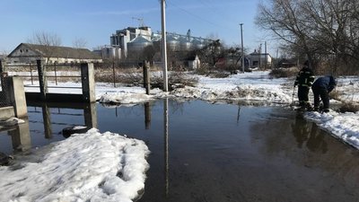 У селищі на Львівщині через паводок підтопило кілька будинків У селищі на Львівщині через паводок підтопило кілька будинків