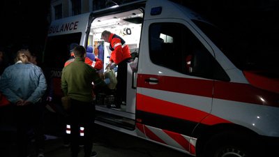 Бійця Віталія Шумея, якому батько читає книжки й побажання одужати з соцмереж, лікуватимуть у Барселоні Бійця Віталія Шумея, якому батько читає книжки й побажання одужати з соцмереж, лікуватимуть у Барселоні
