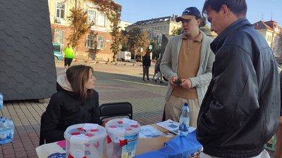 Волонтери збирають на пікап Волонтери збирають на пікап