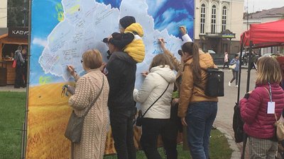 Велопробіг, мегалистівка та патріотична акція: як лучани відзначали день міста Велопробіг, мегалистівка та патріотична акція: як лучани відзначали день міста