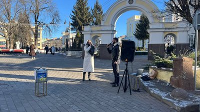 Волинський священник разом з дружиною вуличним співом зібрали 400 тисяч гривень для ЗСУ Волинський священник разом з дружиною вуличним співом зібрали 400 тисяч гривень для ЗСУ