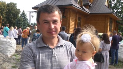 Прихожанин Віталій розповідає, що досі відвідував інший храм, віддалений від його домівки, тепер з родиною приходитимуть сюди. Фото: Суспільне Поділля Прихожанин Віталій розповідає, що досі відвідував інший храм, віддалений від його домівки, тепер з родиною приходитимуть сюди. Фото: Суспільне Поділля