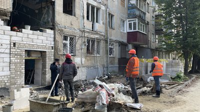 Наслідки російських обстрілів: як до зими готують розбитий будинок на Павловому Полі Наслідки російських обстрілів: як до зими готують розбитий будинок на Павловому Полі