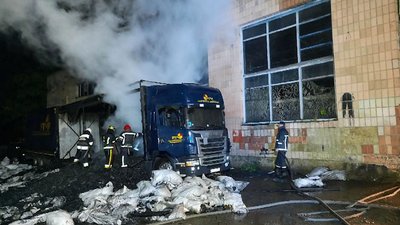 У Рівному вночі згоріла вантажівка з деревним вугіллям