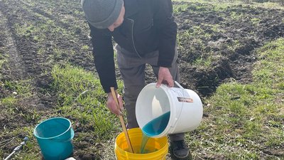 Садівник готує розчин