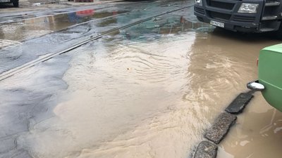 В центрі Одеси з-під землі ллється вода В центрі Одеси з-під землі ллється вода