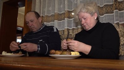 Подружжя з Черкас разом із переселенцями готує їжу для волонтерів Подружжя з Черкас разом із переселенцями готує їжу для волонтерів
