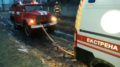 На Херсонщині швидка їхала на виклик та застрягла у багнюці На Херсонщині швидка їхала на виклик та застрягла у багнюці