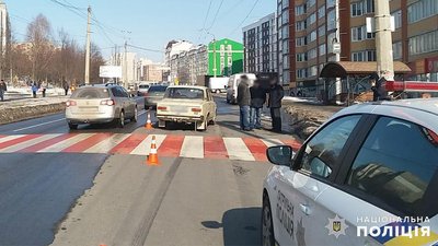У Хмельницькому «Жигулі» на пішохідному переході наїхали на бабусю з онучкою