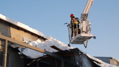 У Львові обвалилася частина даху рампи складських приміщень
