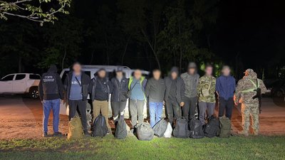 Чоловіки, які їхали у позашляховику