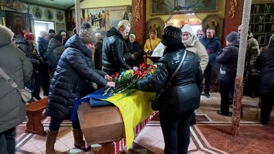 "Пішов героєм з перших днів". У Сумах попрощалися з військовим Романом Анохіним "Пішов героєм з перших днів". У Сумах попрощалися з військовим Романом Анохіним