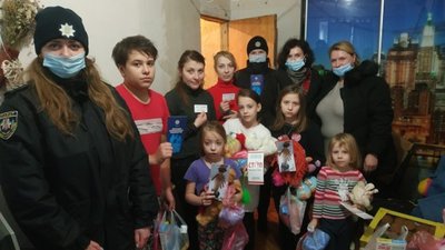Правоохоронці та благодійники передали допомогу малозабезпеченим родинам Тернополя Правоохоронці та благодійники передали допомогу малозабезпеченим родинам Тернополя
