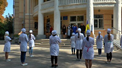 Біля коледжу зібралися рідні, знайомі та побратими загиблого Біля коледжу зібралися рідні, знайомі та побратими загиблого