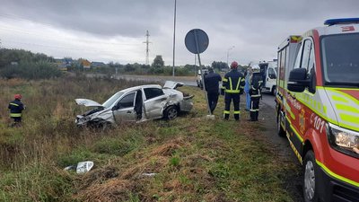 На трасі Київ-Чоп аварія легковика з вантажівкою, є травмовані На трасі Київ-Чоп аварія легковика з вантажівкою, є травмовані