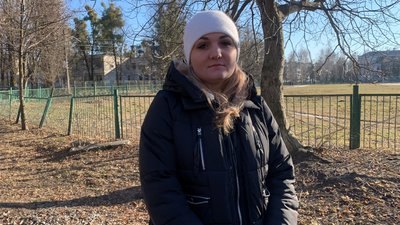 У Житомирі біля школи перехожі знайшли мертву жінки У Житомирі біля школи перехожі знайшли мертву жінки