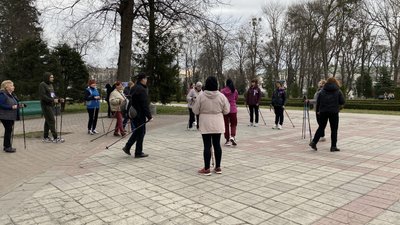 У Полтаві безкоштовно вчать скандинавській ходьбі У Полтаві безкоштовно вчать скандинавській ходьбі