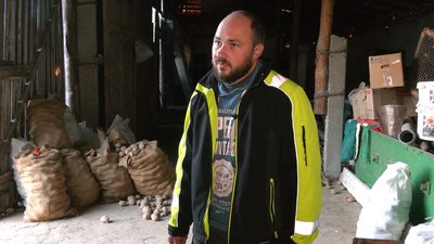 15 тонн картоплі для ЗСУ та переселенців виростили жителі прикарпатського села Радча 15 тонн картоплі для ЗСУ та переселенців виростили жителі прикарпатського села Радча