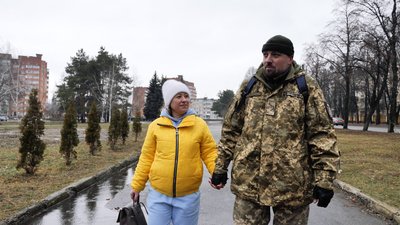 Тримав малюнок біля серця. Боєць-десантник із Сум шукає дівчинку з Лебедина, що подарувала йому малюнок Тримав малюнок біля серця. Боєць-десантник із Сум шукає дівчинку з Лебедина, що подарувала йому малюнок