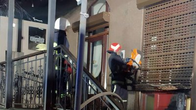 Як з’ясувалося, горіли вхідні двері магазину та вогонь міг поширитися будівлею. Фото: ГУ ДСНС у Хмельницькій області.