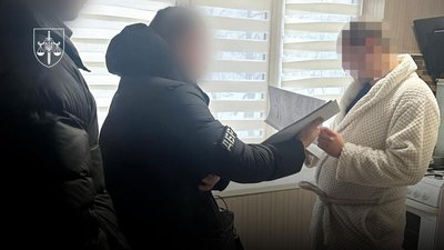 Працівники Держбюро розслідувань вручають підозру експоліцейському Київщини