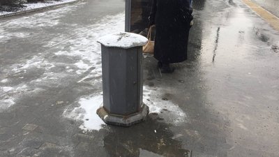 Перекинув урну, погнув табло розкладу руху: у Вінниці шукають бешкетника Перекинув урну, погнув табло розкладу руху: у Вінниці шукають бешкетника